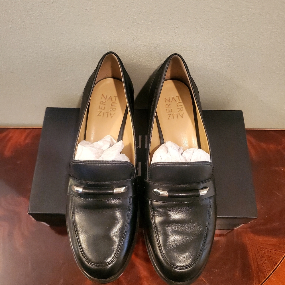 LIKE NEW Leather Naturalizer Women's Size 9 Black Loafers